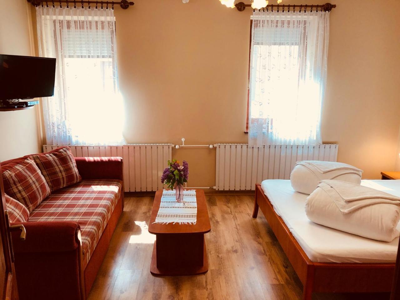 Szuts Panzio Bed & Breakfast Fertőrákos